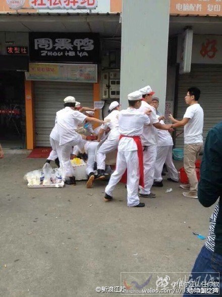 学校食堂员工殴打学生