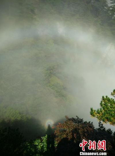 黄山出现双佛光