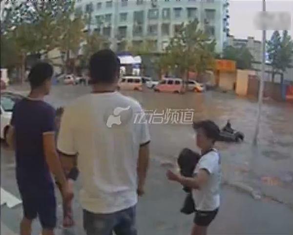 骑车跌倒无人扶 