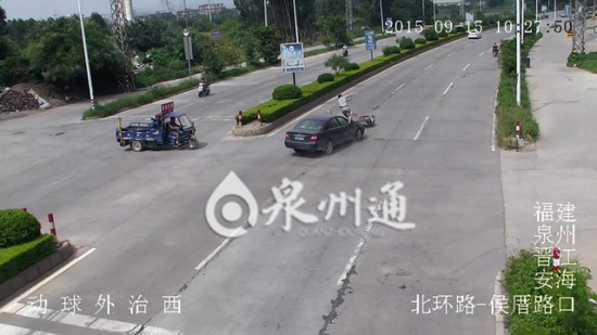 摩托车横穿公路被撞飞