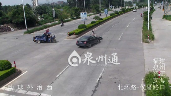 摩托车横穿公路被撞飞