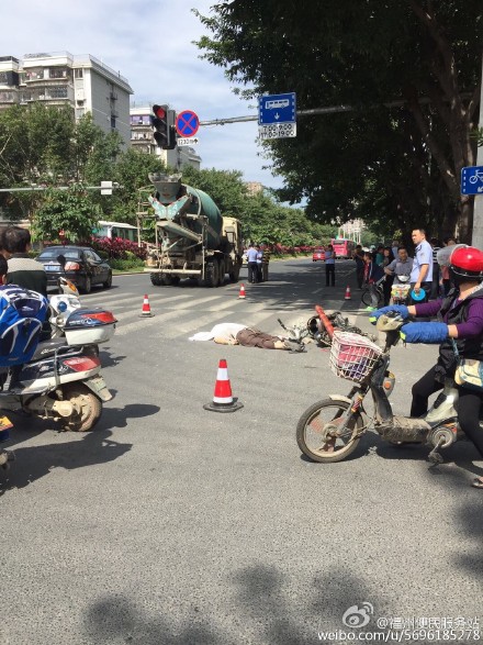 福州白马路发生车祸