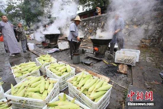 少林寺免费煮玉米送游客吃