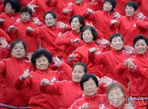 大妈齐跳小苹果 现场图片