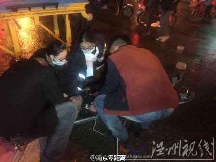 南京石杨路与双麒路路口发生交通事故