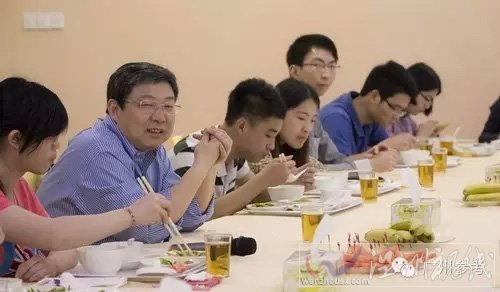 广东省推行食堂陪餐制度