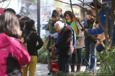 杭州卖鞋垫老人拒绝好心人帮助