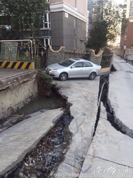 温州锦东家园小区旁道路出现大面积塌陷