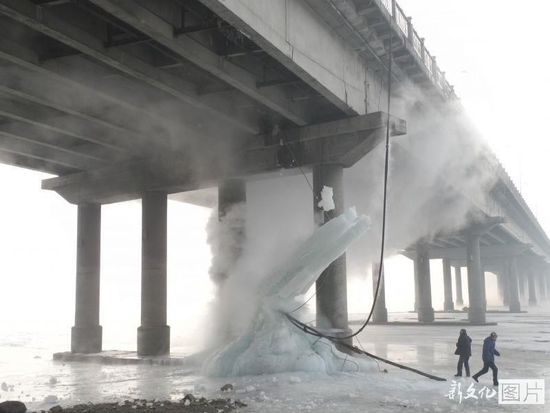 吉林铲除巨型冰柱