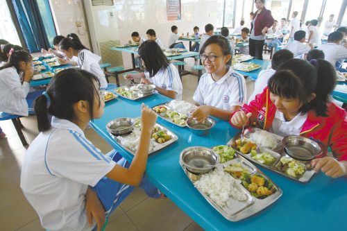 曝学校食堂供剩饭