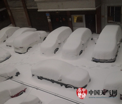 康定暴雪积雪35厘米