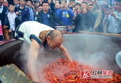 男子徒手爆炒龙虾