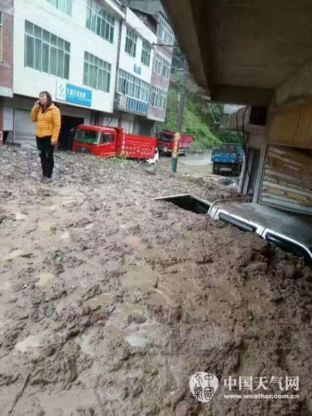 云南昭通遭遇强降雨 泥石流致交通中断