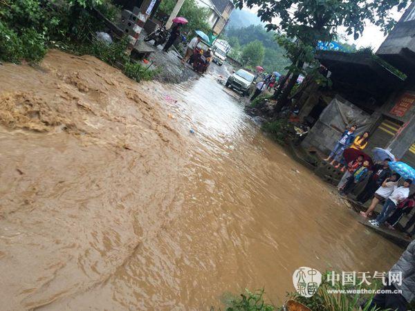 云南昭通遭遇强降雨 泥石流致交通中断