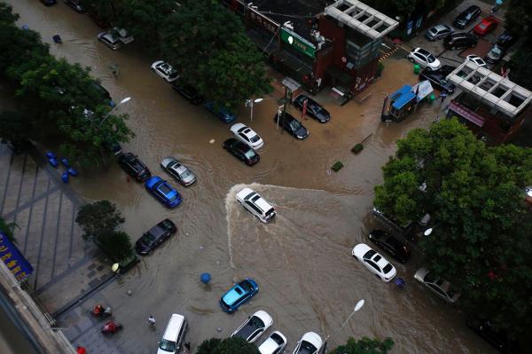 武汉暴雨交通瘫痪