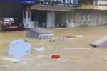 尼伯特登陆福建带来大风暴雨 福州永泰暴雨街道成河