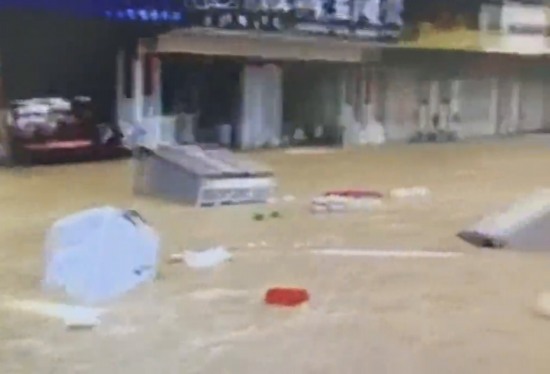 尼伯特登陆福建带来大风暴雨 福州永泰暴雨街道成河道