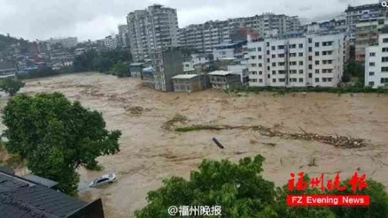 台风尼伯特带来暴雨