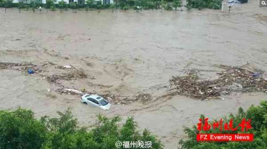 台风尼伯特带来暴雨