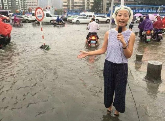 戴浴帽直播暴雨