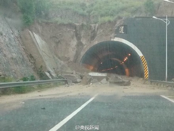 山西强降雨造成多处高速坍塌