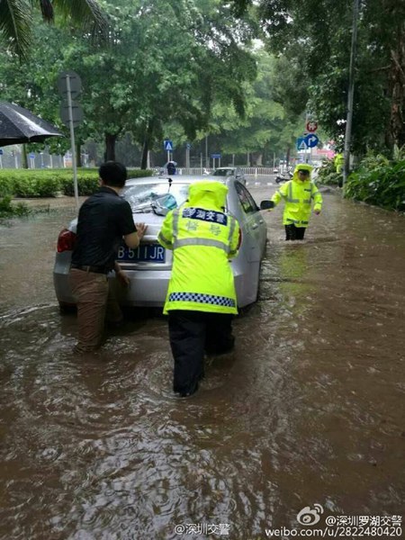 妮妲登陆深圳带来暴雨 罗湖区笋岗宝安路口积水达50厘米