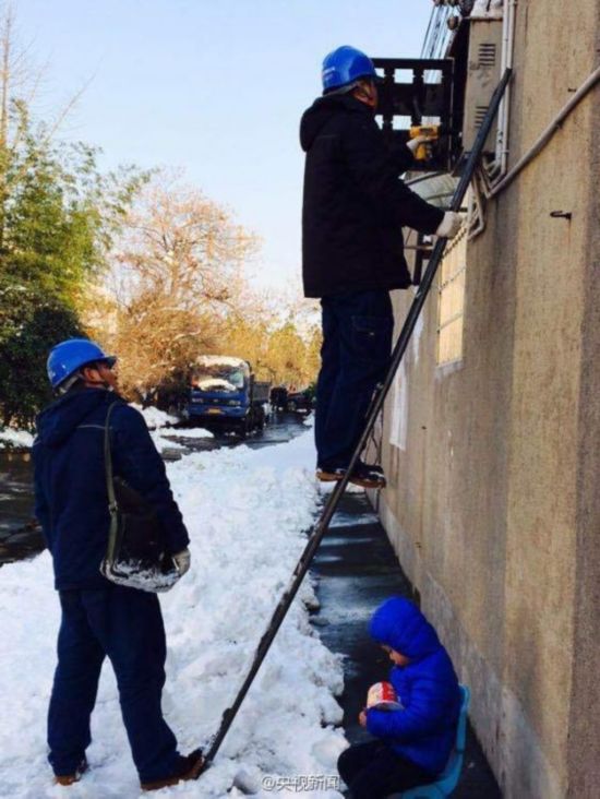 男孩雪地捧方便面睡着