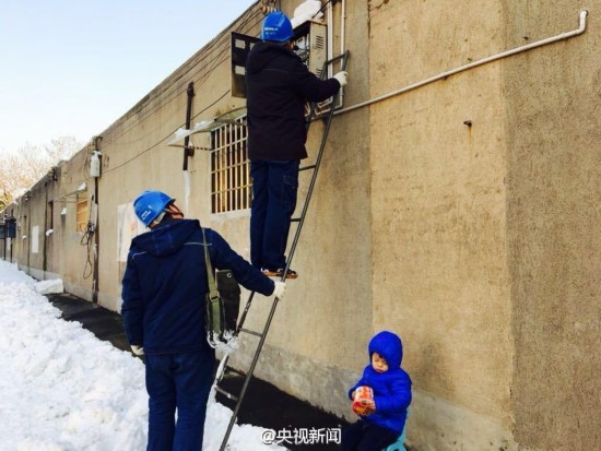 男孩雪地捧方便面睡着