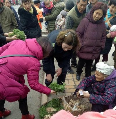 女城管帮老太卖菜