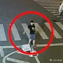 男子殴打卡通交警