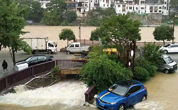 重庆巫溪县暴雨洪灾 泥石流