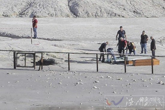 熊孩子坠入火山口