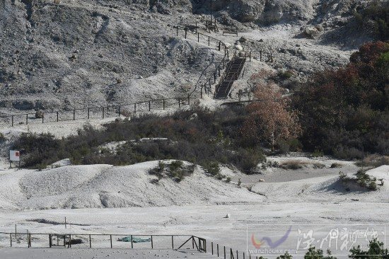 熊孩子坠入火山口