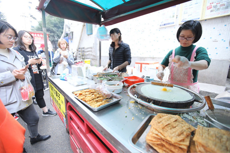 美女海归摆摊卖饼