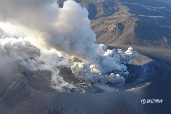 日本新燃岳火山喷发