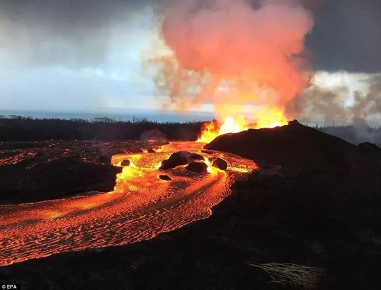 夏威夷基拉韦厄火山喷发下宝石雨