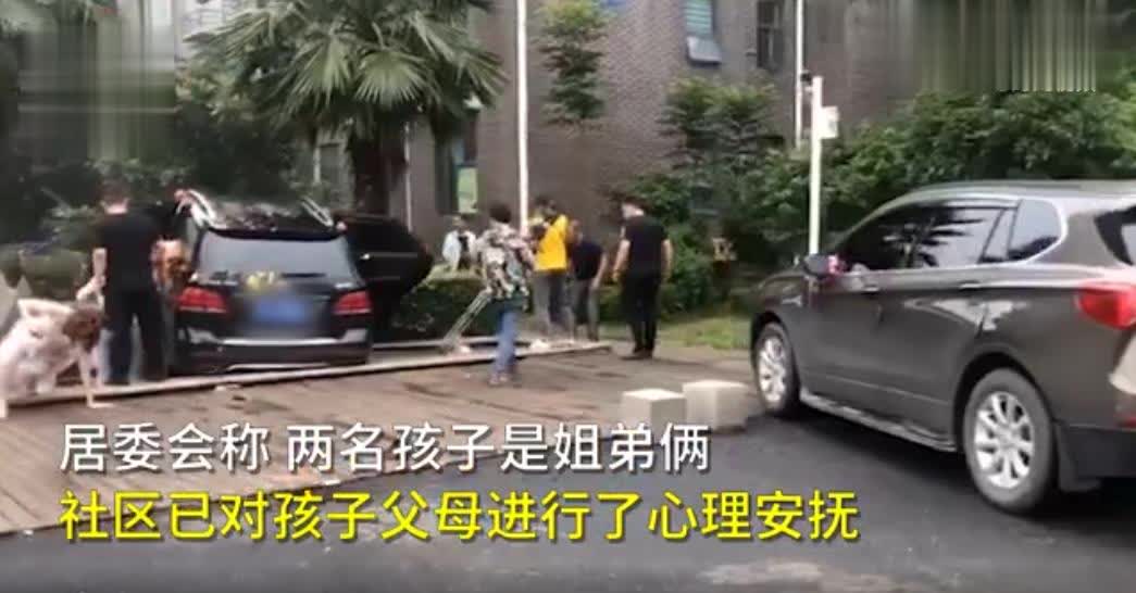 奔驰婚车失控姐弟俩被撞身亡 婚礼继续举行