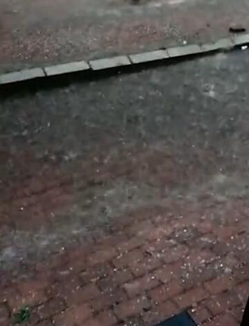 哈尔滨突降暴雨冰雹白天变黑夜