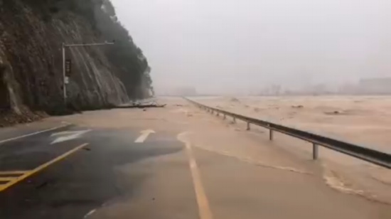 浙江乐清江河水位暴涨