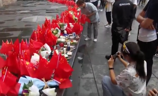 上海四行仓库遗址前插满国旗