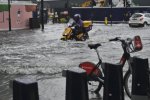 伦敦暴雨洪涝 警方“处理东部的大量洪水”