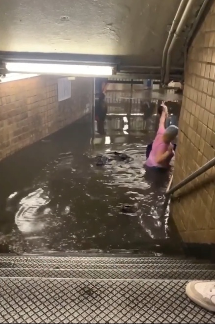 纽约暴雨 洪流猛灌地铁站