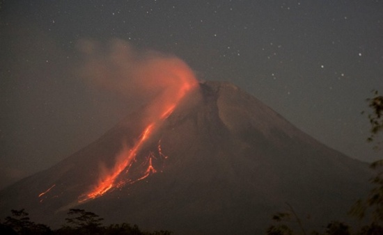 印度尼西亚默拉皮火山爆发