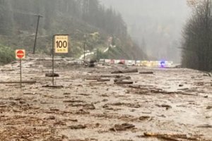 加拿大遭暴雨袭击 引发泥石流