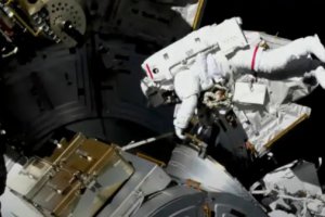 NASA宇航员在舱外活动更换了国际空间站故障天线