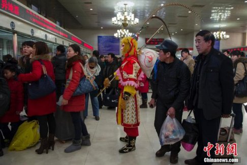 孙悟空北京站排队买票吸眼球 这位猴哥的师傅不是唐