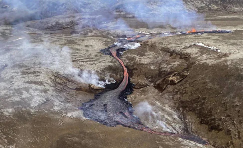 冰岛首都雷克雅未克附近火山喷发