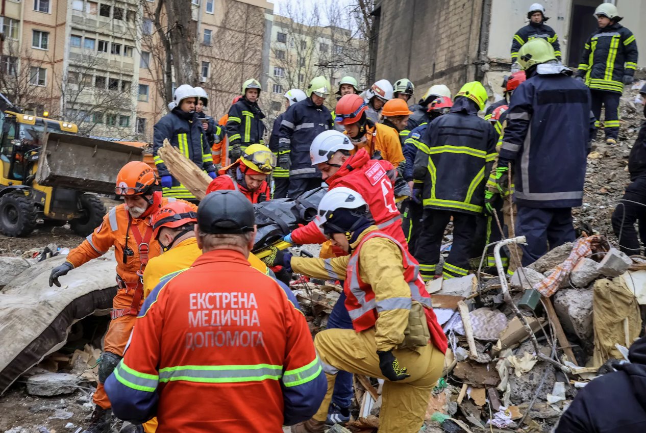 2024年3月2日，在乌克兰敖德萨，救援人员在乌克兰敖德萨的一栋住宅楼现场移走当地居民的尸体，该住宅楼因俄罗斯无人机袭击而严重受损。