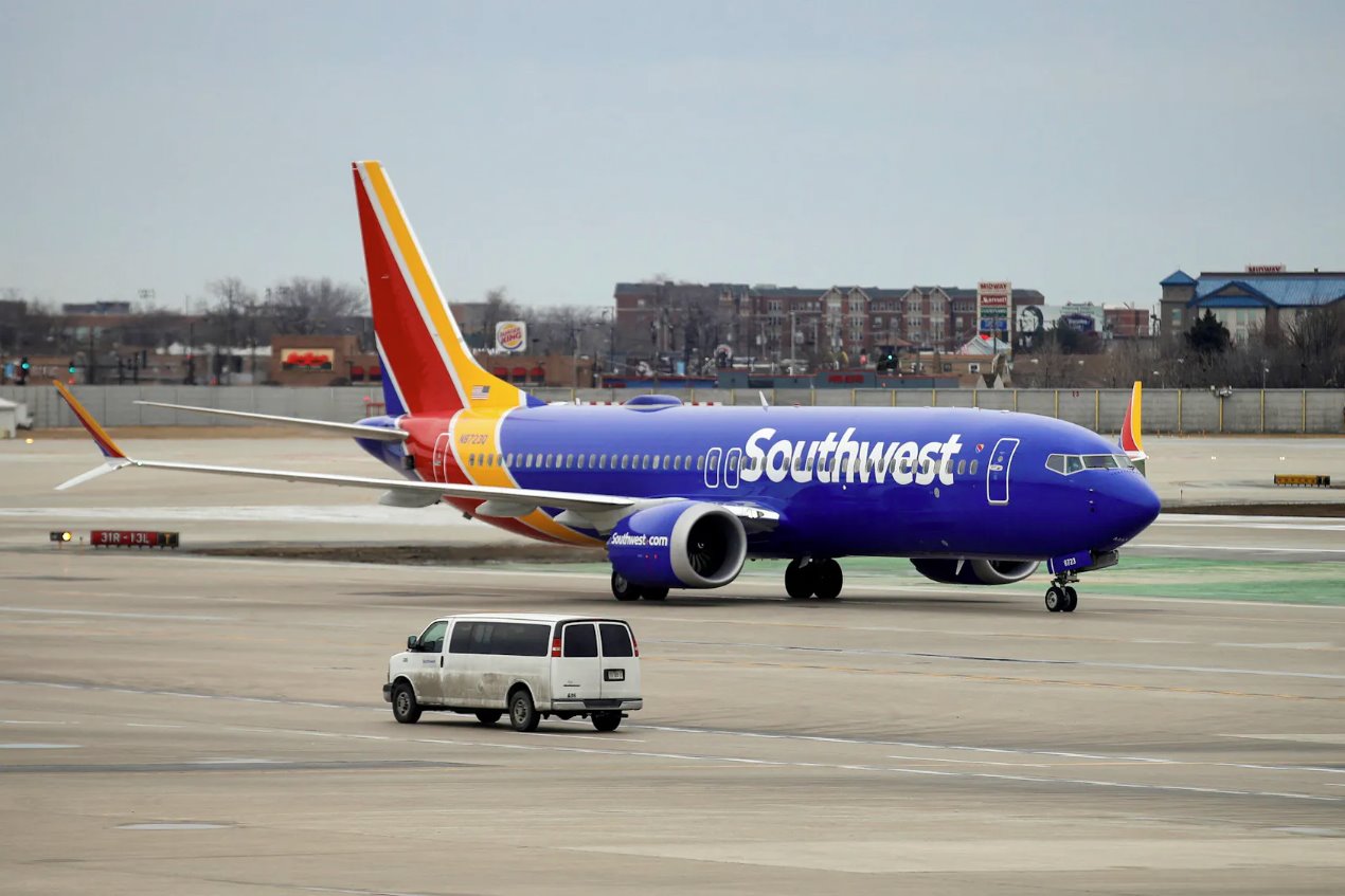 2019年3月13日，西南航空公司的一架波音737MAX8飞机降落在美国伊利诺伊州芝加哥中途国际机场后滑行。