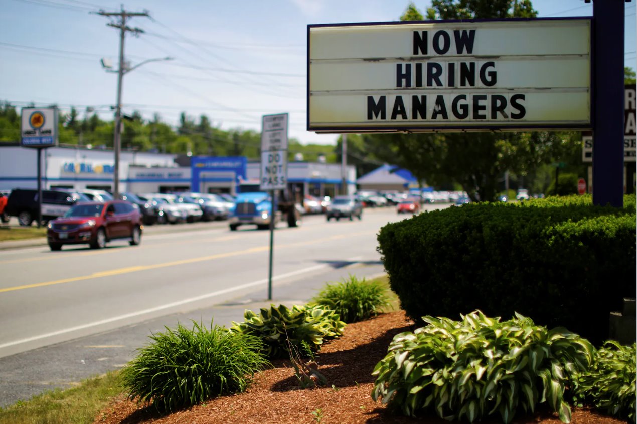 2018年6月12日，美国马萨诸塞州菲奇堡，塔可钟餐厅的招牌上写着“现招聘经理”。